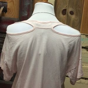 🏷SOLD- Cold Shoulder Cut-Out Tee